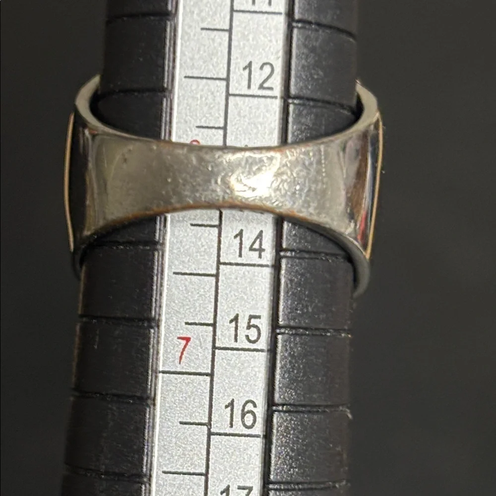 Elegant Silver-Toned Hammered Ring Size 6